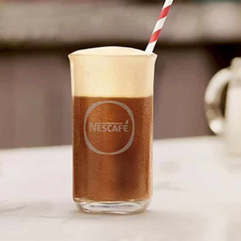 Verre contenant un NESCAFÉ Frappé Latte 