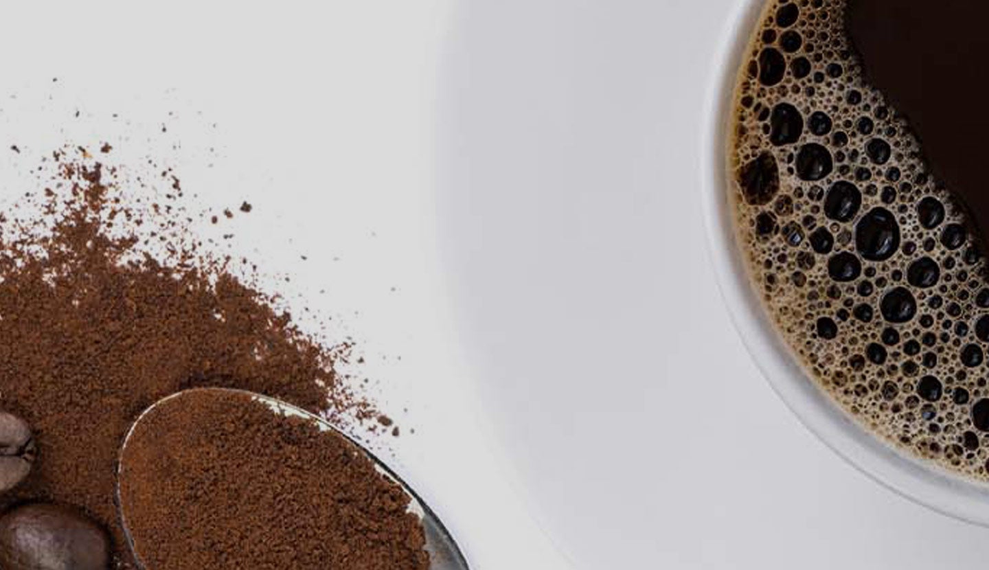 Disfruta un café negro preparado con NESCAFÉ® Tradición con granos cultivados con respeto