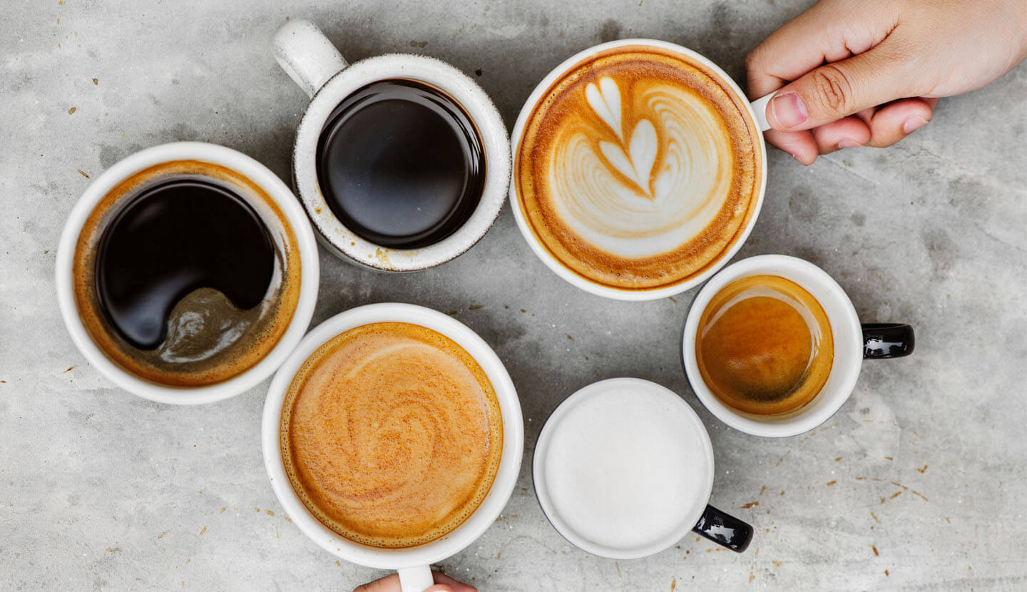 Unas tazas de diferentes cafés de temporada