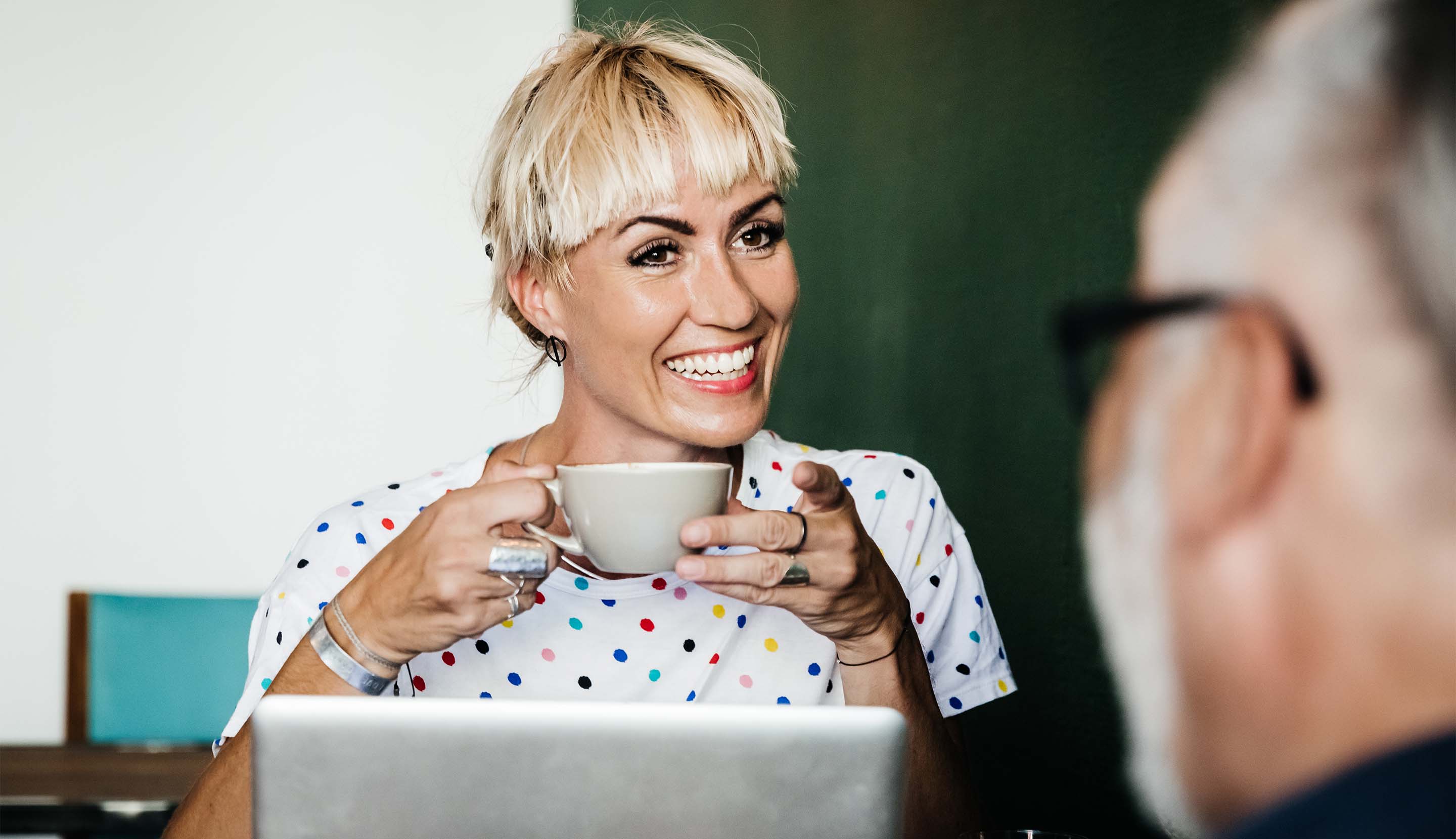 Mujer disfrutando de una taza de café NESCAFÉ® Dolca®