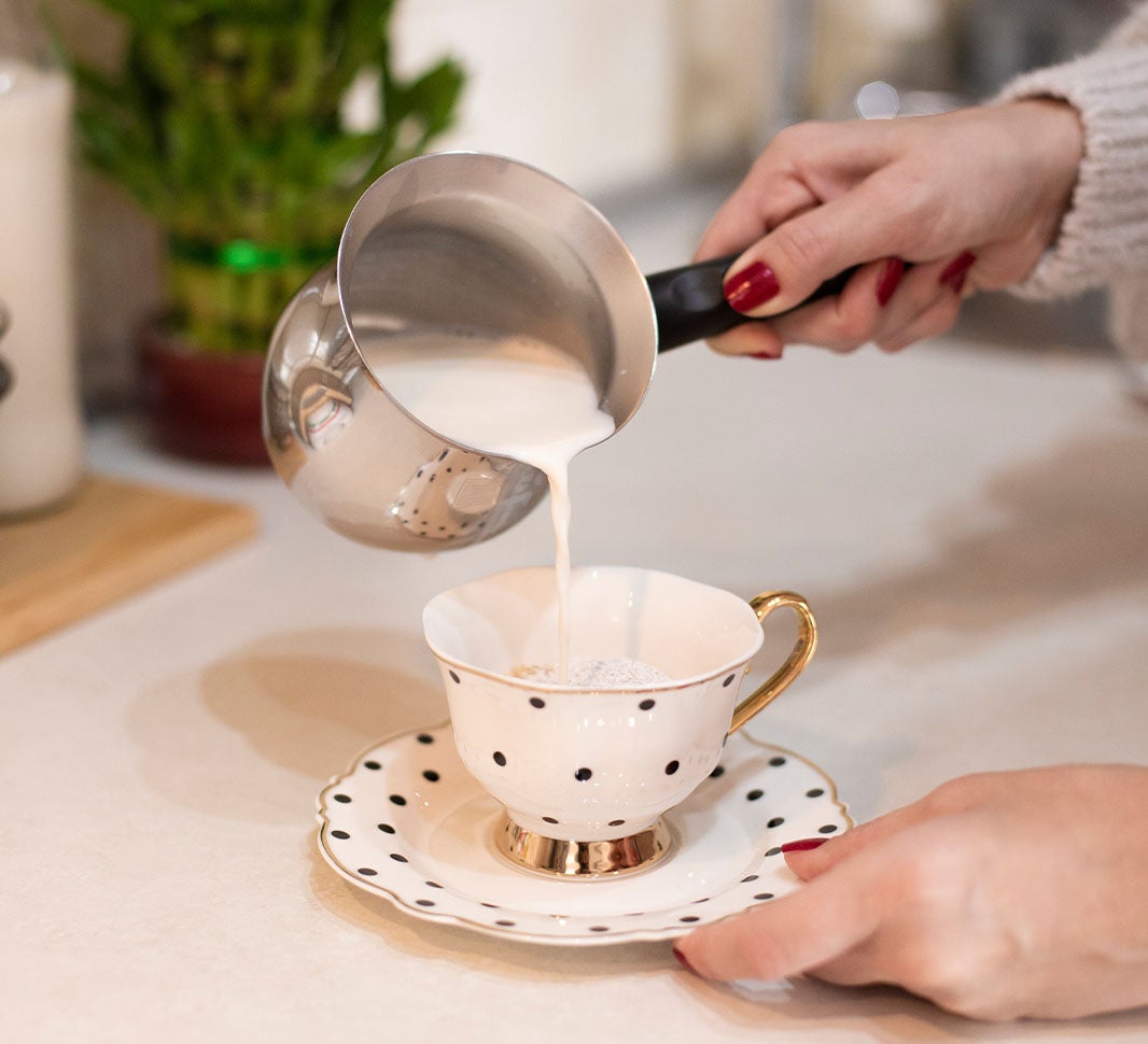 add milk to latte glass