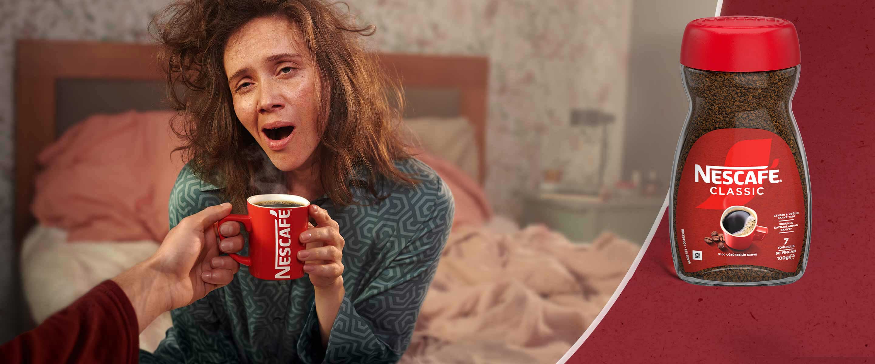 nescafe classic ile uyanan kadın