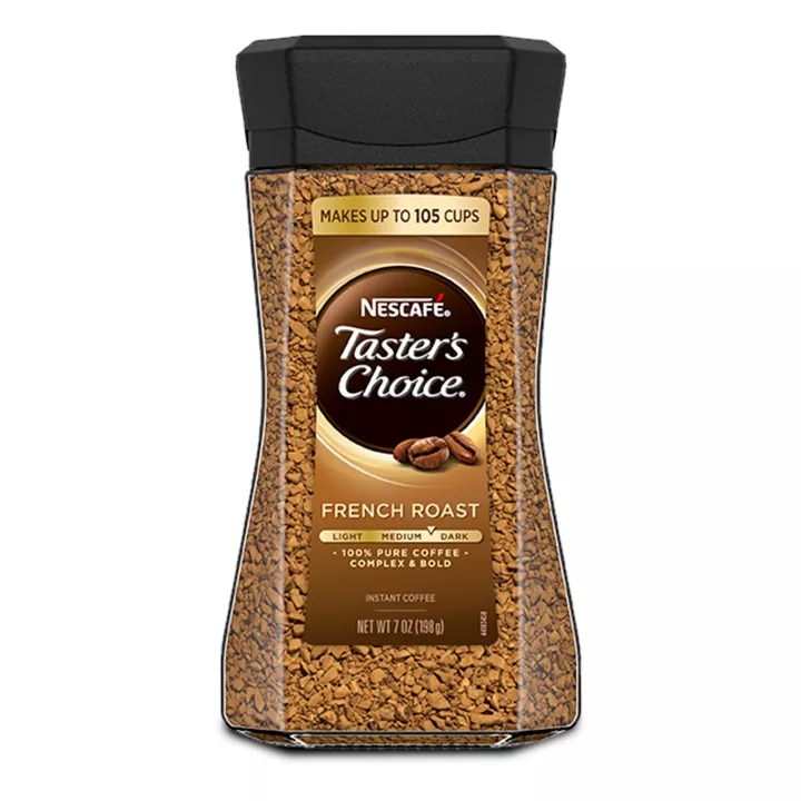 Un frasco de Taster’s Choice French Roast con una tapa negra y etiqueta dorada.